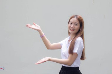 Taylandlı yetişkin üniversite üniforması güzel kız elini göster.