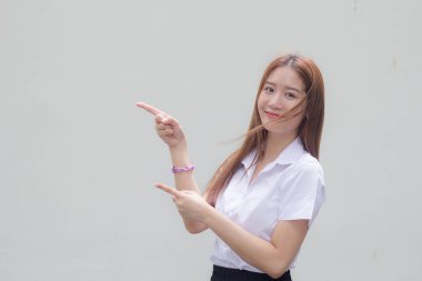 Taylandlı yetişkin öğrenci üniforması. Güzel kız işaret ediyor.