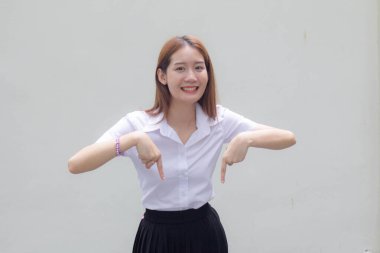 Taylandlı yetişkin öğrenci üniforması. Güzel kız işaret ediyor.