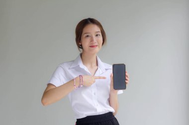 Taylandlı yetişkin üniversite üniforması güzel kız telefonunu göster ve gülümse.