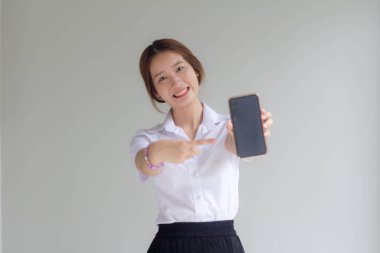 Taylandlı yetişkin üniversite üniforması güzel kız telefonunu göster ve gülümse.