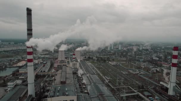 Lot Przez Dym Emitowany Przez Fabryczny Komin Dużego Przedsiębiorstwa Przemysłowego — Wideo stockowe