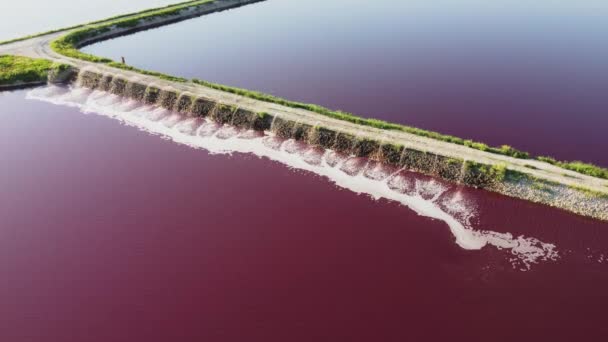 Luchtfoto Van Een Rood Gekleurd Afvalwaterreservoir Buurt Van Een Industriële — Stockvideo