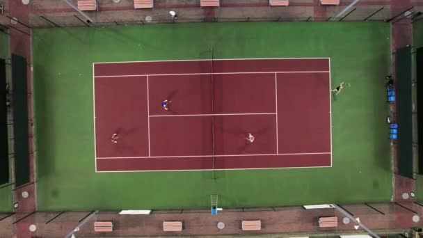 Campi Tennis Tennisti Che Giocano Una Partita Notte Sotto Luce — Video Stock