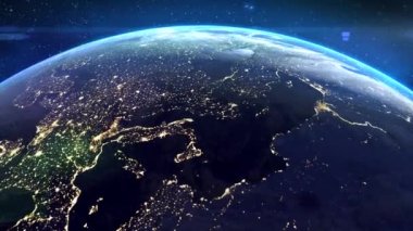 Geceleri Dünya gezegeni, yörüngedeki bir uydudan uzaydan görüntü. Avrupa şehirlerinin ışıkları karanlıkta parlıyor. Küre yavaş yavaş dönüyor. Gerçekçi atmosfer. 4k görüntü