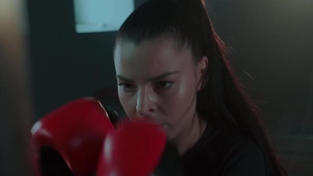 Αργή Κίνηση Επιθετικού Θυμωμένος Κορίτσι Γάντια Πυγμαχίας Ασχολείται Την Πυγμαχία — Αρχείο Βίντεο