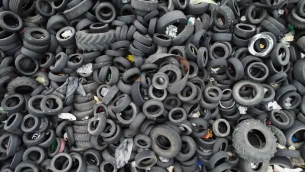古い車のタイヤのジャンクヤードの空中トップビュー タイヤダンプの上に遅いカメラの動き 廃棄物タイヤの処理のための工業工場 環境汚染 生態系 リサイクル 高品質4K — ストック動画
