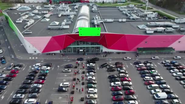 大規模なショッピングモールの入り口に空中ビュー 緑の画面の看板 大きなショッピングセンターのファサードに広告のための空白の看板 トラッキングポイント付きクロマキー用グリーンスクリーン — ストック動画