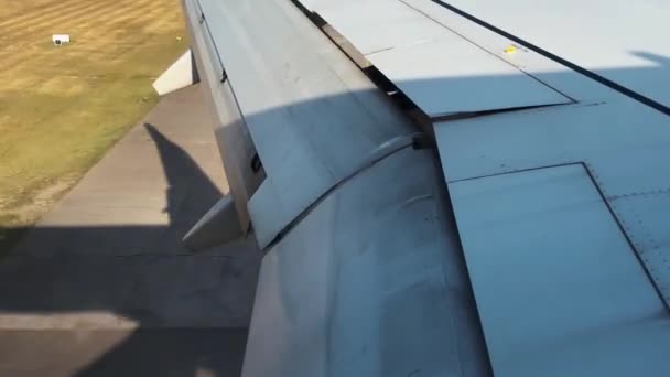 Trip Video Airplane Window While Landing Airfield Runway Airplane Wing — Stock Video