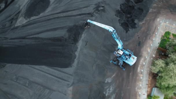 Mineração Carvão Vista Aérea Cima Uma Escavadora Cavar Uma Pilha — Vídeo de Stock