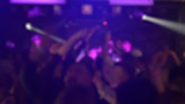 Dans hayranları bir gece kulübünün dans pistinde eğleniyor. İnsanlar partide eğleniyor. Bulanık video. 4k görüntü