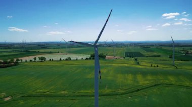 Rüzgar çiftliği temiz yenilenebilir elektrik enerjisi üretiyor. Alternatif yeşil enerji, ekolojik endüstri. Hava görüntüsü. 4k görüntü.