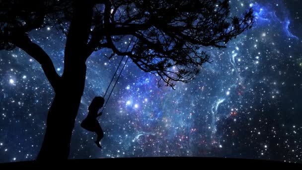 电影制作 一个穿着裙子的小女孩的轮廓 在蓝天的背景下荡秋千 移动的星星 孩子的梦想 神秘主义 4K镜头 — 图库视频影像