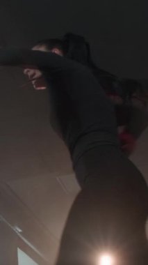 Güçlü, agresif kadın boksör kum torbasına tekme atıyor. Sportif sinirli kadın profesyonel olarak karanlık bir spor salonunda boks yapıyor. Ağır çekim. Güçlü bağımsız kadın kavramı, feminizm..