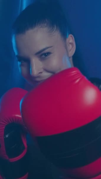 Lutadora Feminina Luvas Boxe Com Sorriso Irônico Olha Para Seu Videoclipe