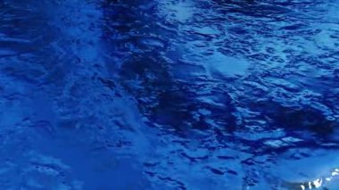 Suyakan Geçmişi. Mavi su yüzeyinin kusursuz üç boyutlu animasyonu. Soyut canlandırılmış arka plan, kaynayan suyun canlandırılmasıyla oluşturulur. Yüksek kalite 4k görüntü