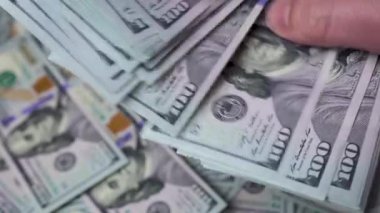 İnsan parmakları bir yığın Amerikan dolarını sayar. Para değişimi kavramı, zenginlik, para tasarrufu, kar, kağıt para tasarrufu. Yüksek kalite 4k görüntü