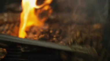 Şef açık ateşte hamburger için et pişiriyor. Izgarada biftek pişiriyorum. Ağır çekim. Yüksek kalite 4k görüntü