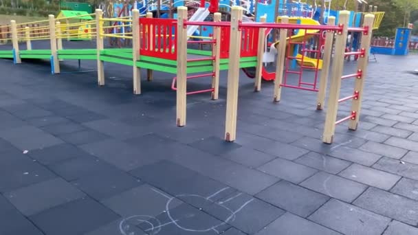 Великий Дитячий Майданчик Круглим Столом Гойдалками Парку — стокове відео
