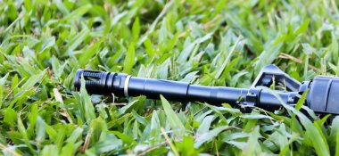 Beyaz arkaplanda kırpma yolları olan boş çürük ahşap tabela izole                               