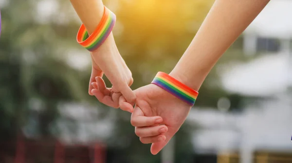 LGBT 'yi kapat. Küçük parmaklar bir araya gelsin. Dünyanın dört bir yanındaki LGBT topluluklarında cinsiyet farklılıklarında aşk vaadi için.                             
