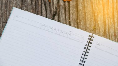 Çimlerin üzerinde kopyalama alanı olan beyaz defter kağıdı                              