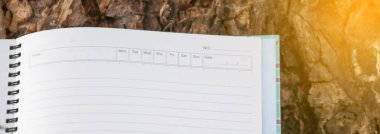 Çimlerin üzerinde kopyalama alanı olan beyaz defter kağıdı                              