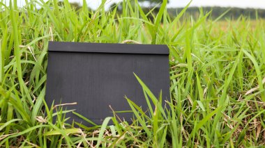  Kopyalama alanı olan çimlerin üzerinde küçük bir karatahta