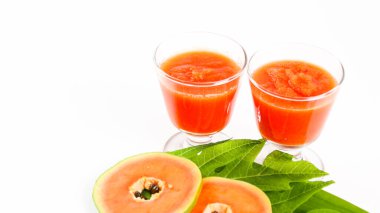 Cam kavanozda Papaya Smoothie ve beyaz arka plan diyet vejetaryen sağlıklı ve taze içecek konsepti yumuşak ve seçici odaklı.