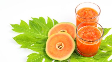 Cam kavanozda Papaya Smoothie ve beyaz arka plan diyet vejetaryen sağlıklı ve taze içecek konsepti yumuşak ve seçici odaklı.