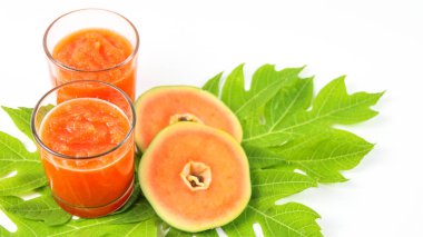 Cam kavanozda Papaya Smoothie ve beyaz arka plan diyet vejetaryen sağlıklı ve taze içecek konsepti yumuşak ve seçici odaklı.