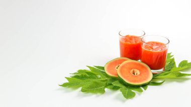 Cam kavanozda Papaya Smoothie ve beyaz arka plan diyet vejetaryen sağlıklı ve taze içecek konsepti yumuşak ve seçici odaklı.