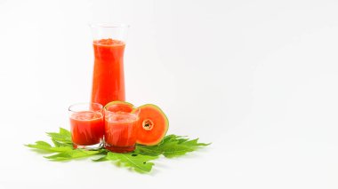 Cam kavanozda Papaya Smoothie ve beyaz arka plan diyet vejetaryen sağlıklı ve taze içecek konsepti yumuşak ve seçici odaklı.