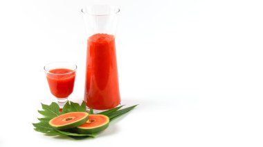 Cam kavanozda Papaya Smoothie ve beyaz arka plan diyet vejetaryen sağlıklı ve taze içecek konsepti yumuşak ve seçici odaklı.