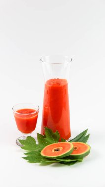 Cam kavanozda Papaya Smoothie ve beyaz arka plan diyet vejetaryen sağlıklı ve taze içecek konsepti yumuşak ve seçici odaklı.