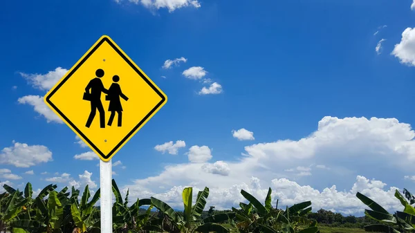 黄色警示牌学校区小心孩子们过马路 — 图库照片