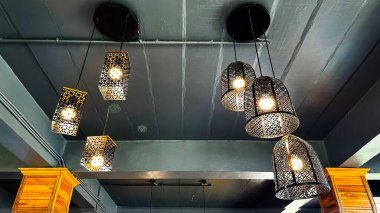 Retro, gri tavanda asılı lambaları severdi.