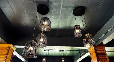 Retro, gri tavanda asılı lambaları severdi.