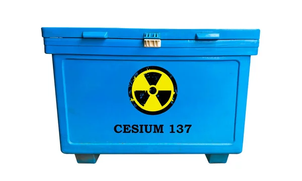 蓝色容器上带有文本铯137的黄色放射性标志 蓝色容器与白色背景上的剪切路径隔离 免版税图库图片