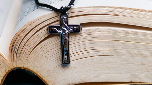 Блестящий Металлический Крест Старой Книге Вспомнить Доброту Иисуса Христа Христиан — стоковое фото