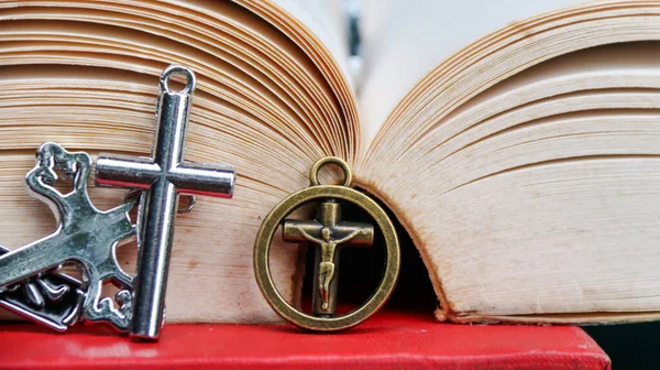 Błyszczący Metalowy Krzyż Starej Książce Aby Przypomnieć Dobroć Jezusa Chrystusa — Zdjęcie stockowe
