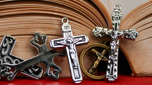 旧书上的新金属十字架 以回忆耶稣基督对所有基督徒的仁慈 — 图库照片