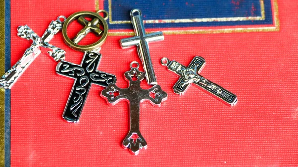 Lesklý Kovový Kříž Staré Knize Který Připomíná Laskavost Ježíše Krista — Stock fotografie