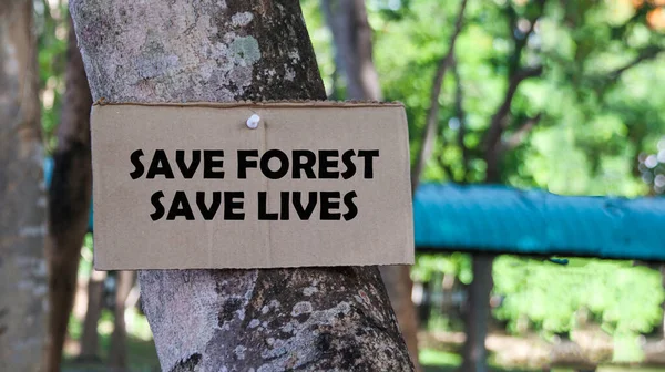 Forest Life 문구가 줄기에 표지판은 보존을 개념이다 — 스톡 사진