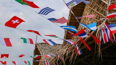 Mavi gökyüzü arka planında çeşitli ülke bayrakları                             