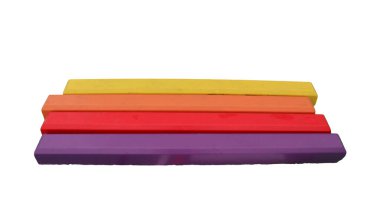 Beyaz arkaplanda klipsli renkli beton kutuplar                              