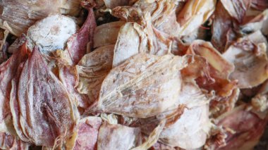 Yerel pazardaki kuru deniz ürünlerine yakın görünüm, yumuşak ve seçici odaklanma                               