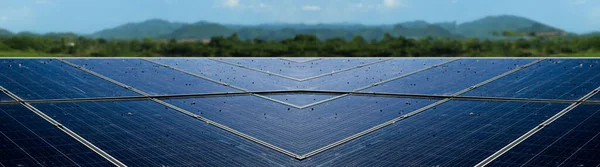 太阳能电池板被鸟粪污染 太阳能电池板维修的概念 — 图库照片