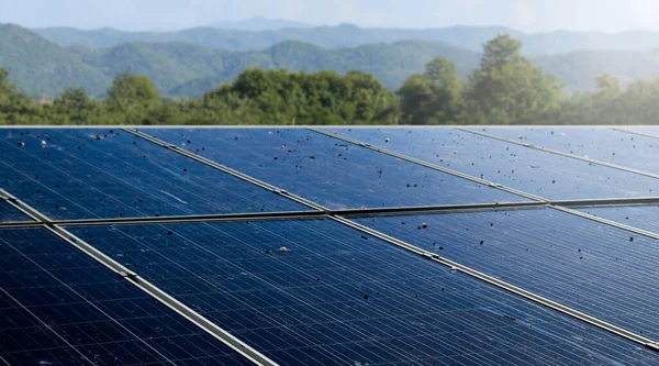 Солнечные Батареи Становятся Грязными Вызванные Птичьими Какашками Концепция Обслуживания Солнечных — стоковое фото