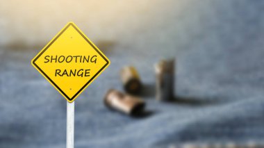 Sarı işaretli, bulanık mermili ve mavi arka plandaki atış poligonunda atış poligonuna dikkat edin.                                            